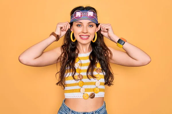 Jonge Mooie Hippie Vrouw Met Blauwe Ogen Met Accessoires Zonnebril — Stockfoto