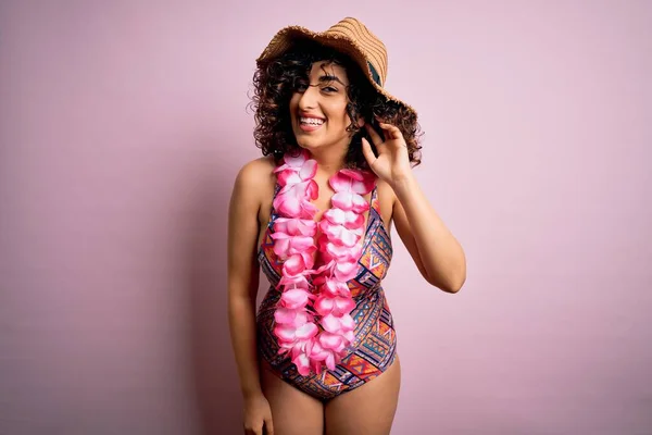 Jovem Mulher Árabe Bonita Férias Vestindo Maiô Havaianas Flores Lei — Fotografia de Stock