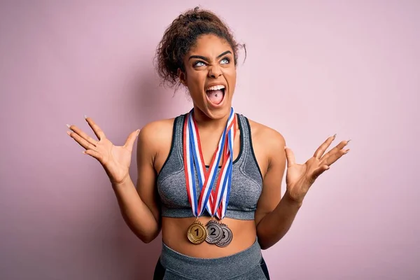 Jovem Afro Americana Menina Desportiva Fazendo Esporte Ganhando Medalhas Sobre — Fotografia de Stock