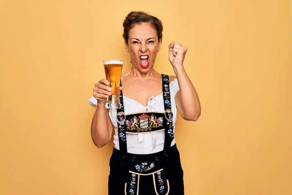 Middelbare Leeftijd Brunette Vrouw Dragen Duits Traditionele Oktoberfest Jurk Drinken — Stockfoto