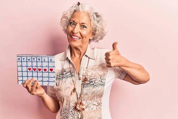 Senior Gråhårig Kvinna Med Hjärtkalender Ler Glad Och Positiv Tummen — Stockfoto