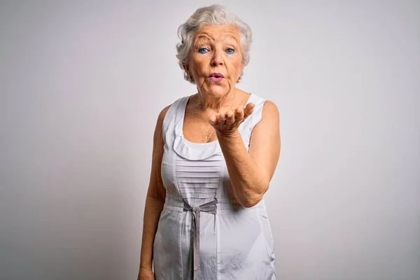Ältere Schöne Grauhaarige Frau Trägt Legeres Sommerkleid Vor Weißem Hintergrund — Stockfoto