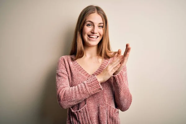 Młoda Piękna Ruda Kobieta Ubrana Różowy Sweter Białym Tle Klaskając — Zdjęcie stockowe