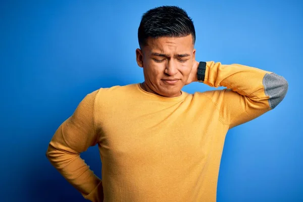 Hombre Latino Guapo Joven Usando Suéter Casual Amarillo Sobre Fondo —  Fotos de Stock