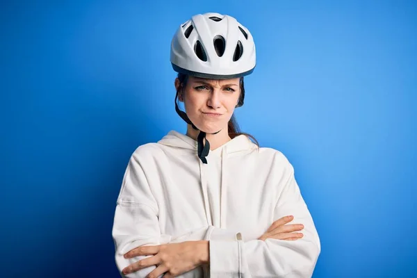 Junge Schöne Rothaarige Radfahrerin Mit Fahrradhelm Vor Isoliertem Blauen Hintergrund — Stockfoto