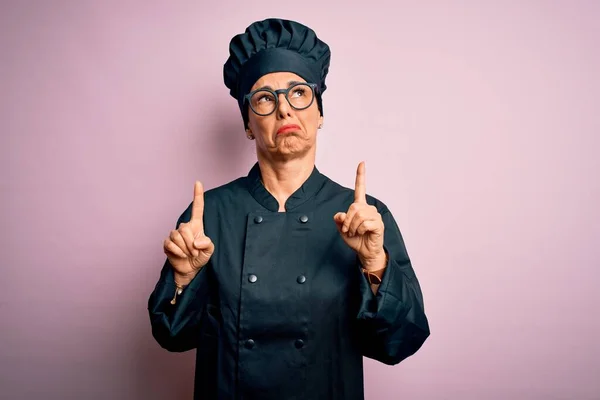 Mujer Chef Morena Mediana Edad Con Uniforme Cocina Sombrero Sobre —  Fotos de Stock