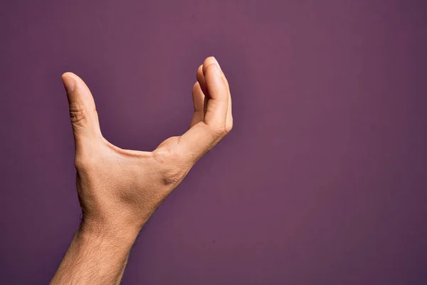 Mão Jovem Caucasiano Mostrando Dedos Sobre Fundo Roxo Isolado Pegando — Fotografia de Stock