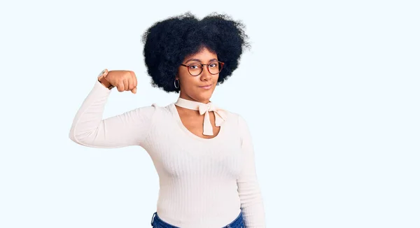 Giovane Ragazza Afroamericana Indossa Abiti Casual Occhiali Persona Forte Mostrando — Foto Stock