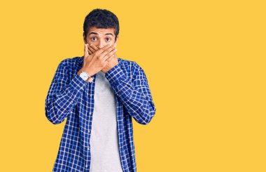 Gündelik giysiler giyen Afrikalı genç bir Amerikalı yanlışlıkla elleri ile ağzını kapatırken şok oldu. gizli kavram. 