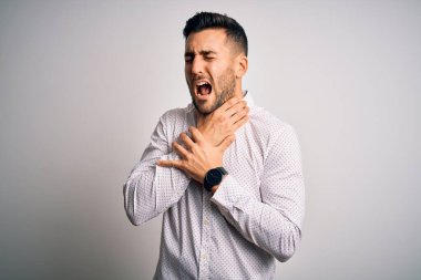 Zarif bir gömlek giyen yakışıklı genç bir adam izole edilmiş beyaz arka planda durup boğularak ölme diye bağırıyor. Sağlık problemi. Boğulma ve intihar konsepti.