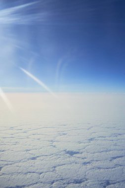 Pencere uçağından bulutlu bir manzara, bulutlu bir gökyüzünde kanat düzlemi manzarası