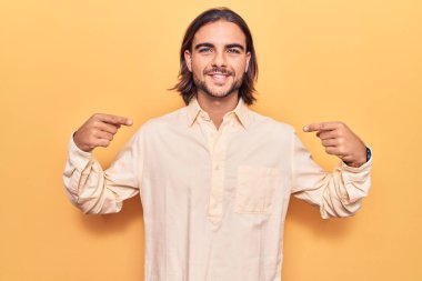 İş kıyafetleri giyen, kendine güveni olan, kendini gururlu ve mutlu gösteren genç yakışıklı bir adam.. 