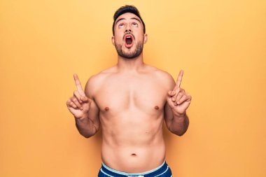 Mayo giyen genç yakışıklı adam ellerinin birarada dua ederek af diliyor kendinden emin bir şekilde gülümsüyor.. 