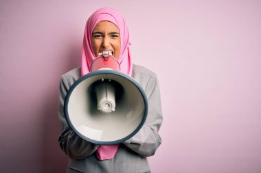 İş kadını tesettürlü bir kadın megafonla protestoya kızarak bağırıyor. Hoparlörde bağırmak heyecan verici.