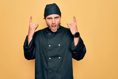 Mavi gözlü, üniformalı, sarı arka planda şapka takan, çılgın bir ifadeyle elleri havada rock sembolü yapan genç, yakışıklı fırıncı. Müzik yıldızı. Ağır konsept.