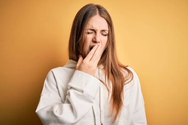 Jonge Mooie Roodharige Sportieve Vrouw Draagt Sweatshirt Geïsoleerde Gele Achtergrond — Stockfoto