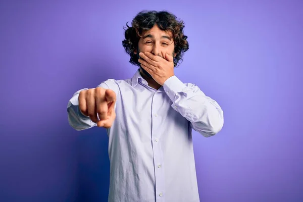 Mladý Pohledný Obchodník Vousy Košili Stojící Nad Fialovým Pozadím Smějící — Stock fotografie