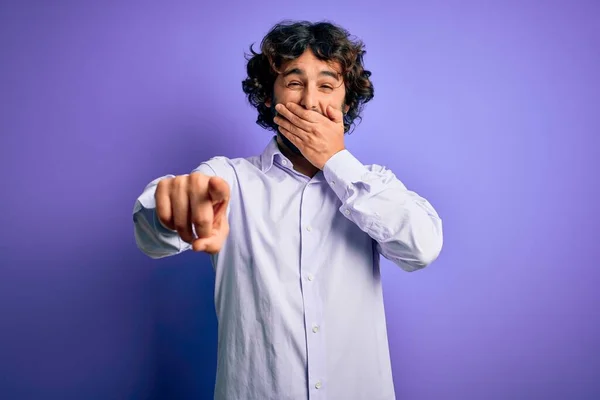 Jovem Homem Negócios Bonito Com Barba Vestindo Camisa Sobre Fundo — Fotografia de Stock