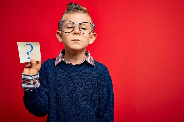 Jong Klein Blank Kind Draagt Een Bril Met Papier Briefje — Stockfoto