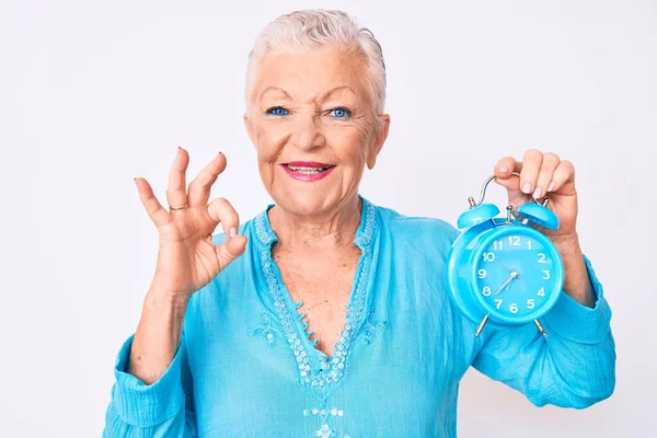 Senior Bella Donna Con Gli Occhi Azzurri Capelli Grigi Che — Foto Stock