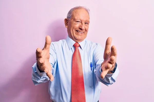 Empresário Cabelos Grisalhos Bonito Sênior Vestindo Gravata Elegante Sobre Fundo — Fotografia de Stock