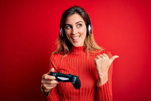 Jovem Bela Morena Gamer Mulher Jogando Videogame Usando Joystic Fones — Fotografia de Stock