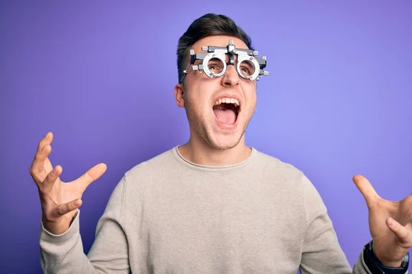 Joven Hombre Caucásico Guapo Con Gafas Optométricas Sobre Fondo Púrpura — Foto de Stock