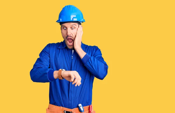 Jovem Bonito Homem Vestindo Trabalhador Uniforme Hardhat Espantado Surpreso Olhando — Fotografia de Stock