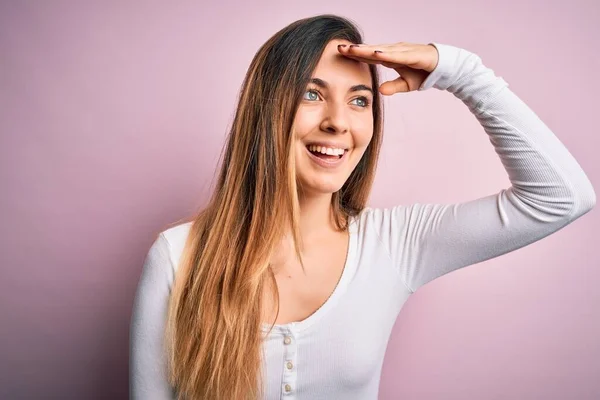 Jonge Mooie Blonde Vrouw Met Blauwe Ogen Dragen Witte Shirt — Stockfoto