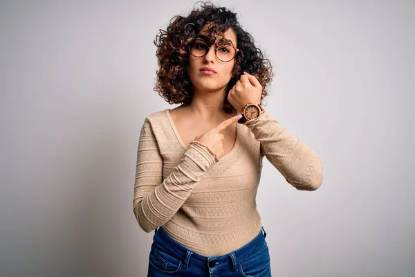 Joven Hermosa Mujer Árabe Rizado Con Camiseta Casual Gafas Sobre —  Fotos de Stock