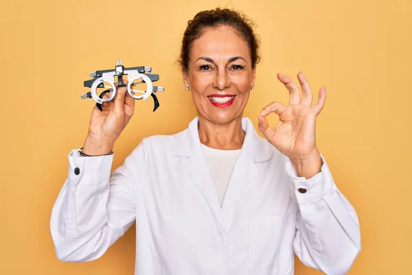 Starší Žena Středního Věku Optometrickými Brýlemi Pro Korekci Zraku Dělá — Stock fotografie