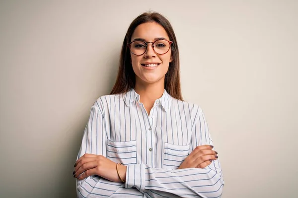 Jonge Mooie Brunette Vrouw Draagt Casual Shirt Bril Witte Achtergrond — Stockfoto