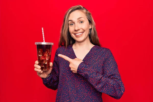 Jovem Mulher Loira Bonita Bebendo Copo Fresco Refrigerante Sorrindo Feliz — Fotografia de Stock