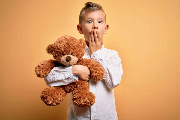 Jong Klein Kaukasisch Kind Knuffelen Teddybeer Gevuld Dier Gele Achtergrond — Stockfoto