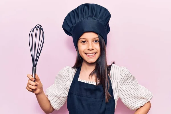 Όμορφο Κορίτσι Παιδί Φορώντας Στολή Μάγειρα Κρατώντας Σύρμα Αναζητούν Θετική — Φωτογραφία Αρχείου