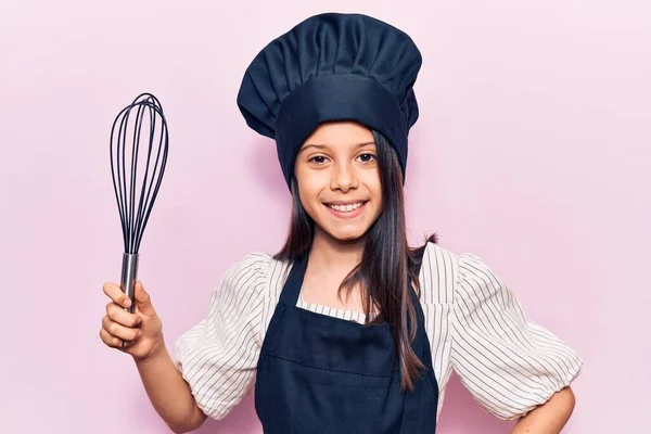 Bella Bambina Indossa Uniforme Fornello Tenendo Frusta Guardando Positivo Felice — Foto Stock