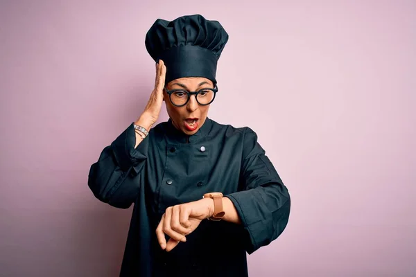 Moyen Âge Brunette Chef Femme Portant Uniforme Cuisinière Chapeau Sur — Photo