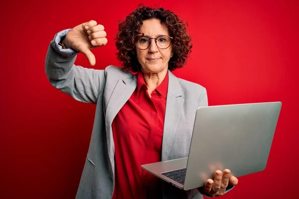 Mittelalter Lockiges Haar Geschäftsfrau Arbeitet Mit Laptop Über Isolierten Roten — Stockfoto