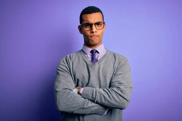 英俊的非洲裔美国商人戴着眼镜 打着紫色背景的领带 持怀疑和紧张的态度 双手交叉 脸上带着不赞成的表情 消极的人 — 图库照片