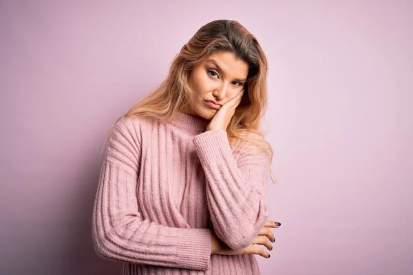 Giovane Bella Donna Bionda Indossa Casual Maglione Rosa Sfondo Isolato — Foto Stock