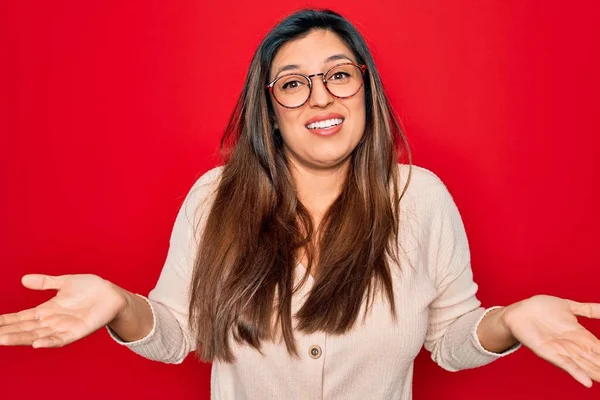 Mladá Hispánská Chytrá Žena Brýlích Stojící Nad Červeným Izolovaným Pozadím — Stock fotografie