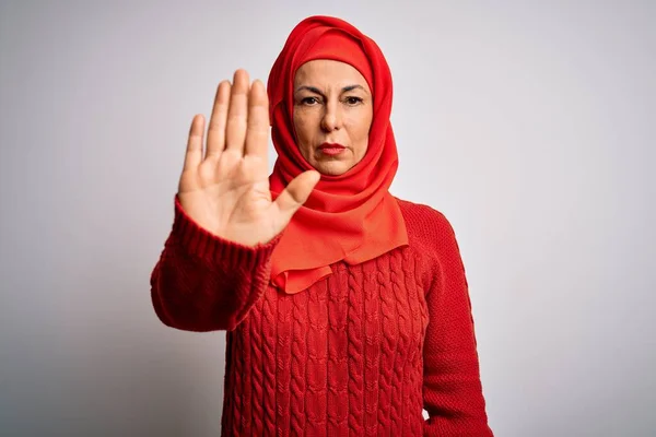 Брюнетка Середнього Віку Мусульманському Традиційному Хіджабі Над Ізольованим Білим Тлом — стокове фото