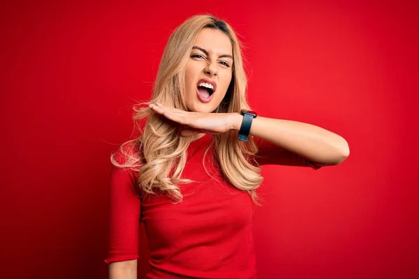 Jovem Mulher Loira Bonita Vestindo Camiseta Casual Sobre Fundo Vermelho — Fotografia de Stock