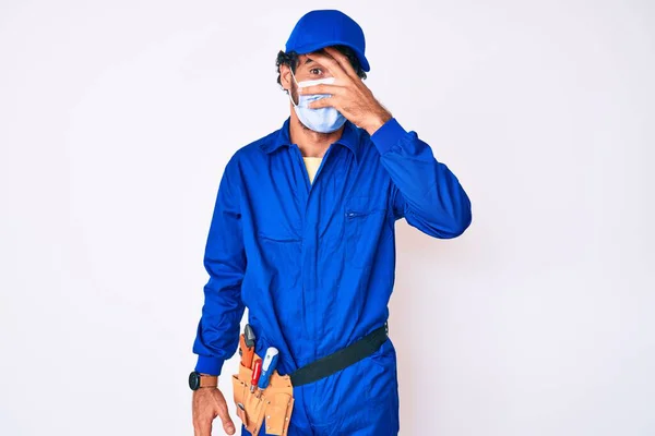 Joven Guapo Con Pelo Rizado Oso Vistiendo Uniforme Manitas Máscara —  Fotos de Stock