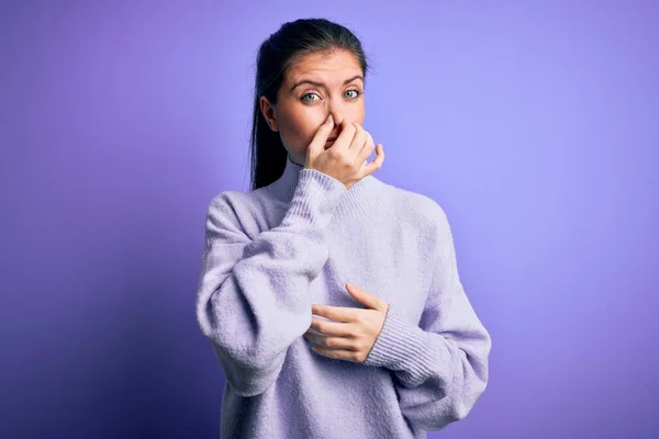 Jonge Mooie Vrouw Met Blauwe Ogen Dragen Casual Coltrui Roze — Stockfoto