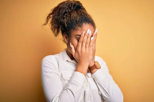 泣いている間に手で顔を覆う悲しい表情で黄色の背景に立ってカジュアルなシャツを着た若い美しいアフリカ系アメリカ人の女の子 うつ病の概念 — ストック写真