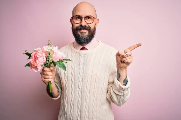 Hombre Calvo Romántico Guapo Con Barba Sosteniendo Hermoso Ramo Sobre — Foto de Stock