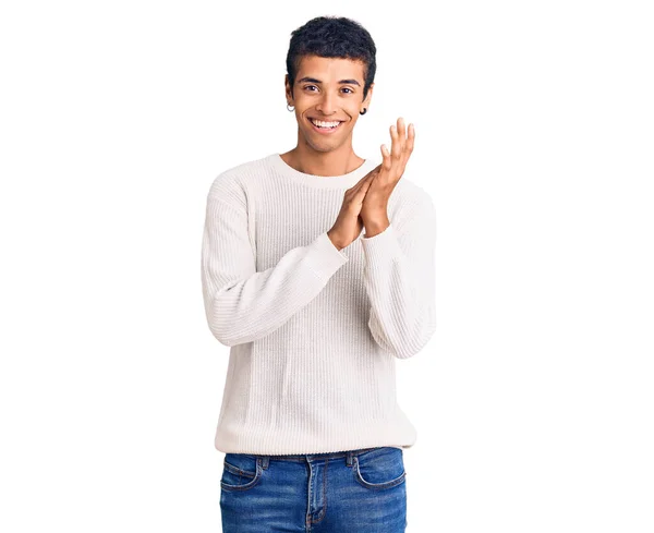 Joven Hombre Amerciano Africano Usando Ropa Casual Aplaudiendo Aplaudiendo Felices —  Fotos de Stock