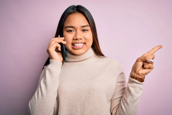 Fiatal Ázsiai Lány Beszélgetnek Okostelefonon Keresztül Elszigetelt Rózsaszín Háttér Nagyon — Stock Fotó