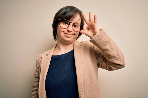 Junge Geschäftsfrau Mit Syndrom Brille Die Vor Isoliertem Hintergrund Steht — Stockfoto